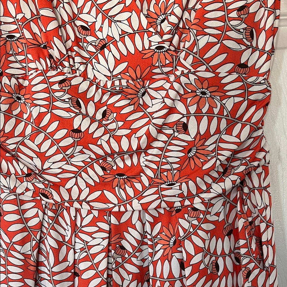 NWT - Olsen Coral and White Leaf-Print V‑Neck Midi Dress - Picture 7 of 8
